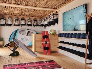达赫拉Caravan by Habitas Dakhla的一间冲浪板壁上的房间和冲浪板