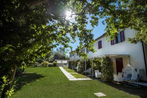 锡罗洛阿格洛玛利诺住宿加早餐旅馆的享有房子庭院的景色