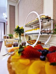 热舒夫普莱斯登奇三星级酒店的一张桌子上放着一大堆食物的自助餐