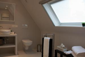 克诺克－海斯特B&B Patrijzenhoek的一间带盥洗盆和窗户的浴室