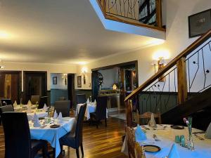 安德伯格Malachite Manor的一间带桌椅的餐厅,以及楼梯