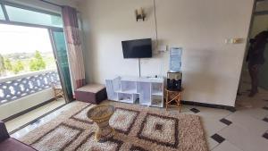 Shanzu Mombasa One Bedroom & Swimming Pool的电视和/或娱乐中心