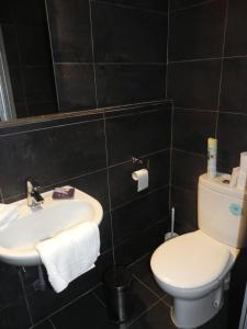 艾宰穆尔利亚德7号旅馆的一间带卫生间和水槽的浴室