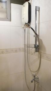 日惹Jogja ethnic house的浴室内配有淋浴和头顶淋浴