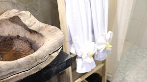 日惹Jogja ethnic house的浴室设有木制水槽和淋浴帘