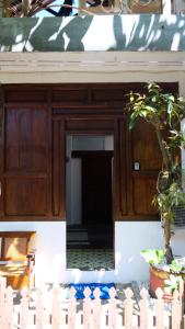 日惹Jogja ethnic house的木门,通往树屋