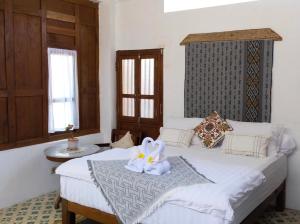 日惹Jogja ethnic house的一间卧室配有两张床,上面有毛巾