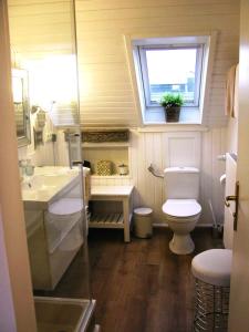 海利根港Quarterdeck61的一间带卫生间、水槽和窗户的浴室