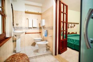 多穆斯德马里亚AFFITTACAMERE SA BRATZA VACANZE的一间带卫生间和水槽的浴室