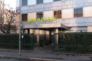 都灵B&B Hotel Torino President的带有读取坏酒店标志的建筑