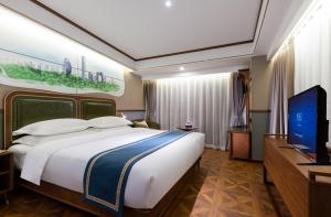 北京北京时光漫步S酒店（北京央视店）的一间酒店客房,配有一张大床和一台平面电视