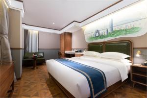 北京北京时光漫步S酒店（北京央视店）的一间卧室配有一张大床和一张书桌