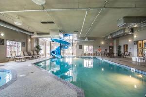 萨斯喀彻温堡萨斯喀彻温堡康福特茵酒店的大楼内一个带滑梯的游泳池
