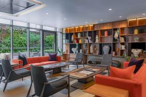 圣地亚哥Hyatt Centric Las Condes Santiago的客厅配有橙色椅子和桌子