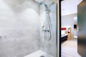 卑尔根Bergen Harbour Hotel, WorldHotels Crafted的浴室里设有玻璃门淋浴