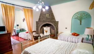 多穆斯德马里亚AFFITTACAMERE SA BRATZA VACANZE的一间卧室设有两张床和一个壁炉