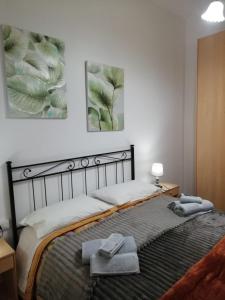 奥维多Casa Marina的一间卧室配有一张床,上面有两条毛巾