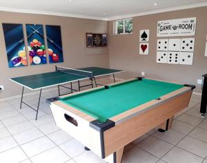 谢普斯敦港Umkhomo Place, Mangrove Beach Estate的一间房间,配有两张乒乓球桌和日历