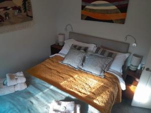 卡纳芬Charming Cabin near Snowdonia National Park的一间卧室配有一张大床和两个枕头