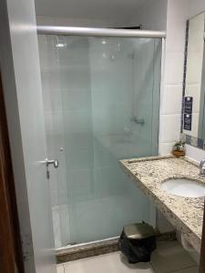 若昂佩索阿Imperial Flat Tambaú - João Pessoa的一个带水槽的玻璃淋浴间