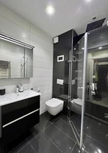 索非亚Flower house 6的浴室配有卫生间、盥洗盆和淋浴。