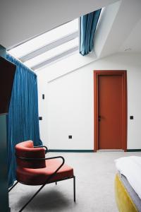 第比利斯About Sololaki的一间卧室配有红色椅子和红色门
