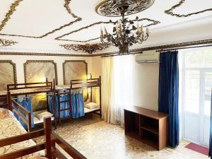 敖德萨DAY & NIGHT的客房设有两张双层床和吊灯。