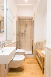 罗马威尼斯广场公寓及露台的一间带两个盥洗盆和淋浴的浴室