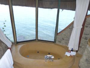 MbitaMfangano Island Lodge的带浴缸的大窗户