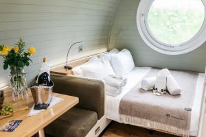 格伦科RiverBeds - Luxury Wee Lodges with Hot Tubs的小房间设有床和窗户