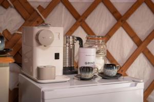 阿斯克里格Cherish Glamping的咖啡壶和杯子的柜台