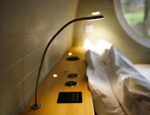 格伦科RiverBeds - Luxury Wee Lodges with Hot Tubs的坐在桌子上的一盏灯