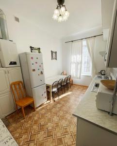敖德萨DAY & NIGHT的厨房配有冰箱和桌椅