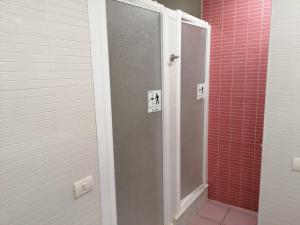 比亚雷亚尔Hello Villarreal Pension的浴室铺有红色瓷砖,设有淋浴间。