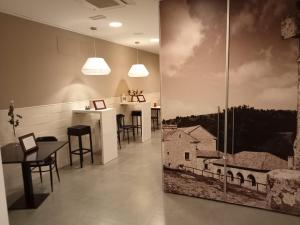 比亚雷亚尔Hello Villarreal Pension的墙上谷仓的照片用餐室