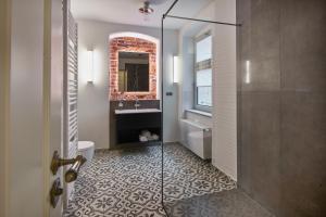 格尔利茨VIA`s Appartements und Ferienwohnungen的带淋浴、盥洗盆和镜子的浴室