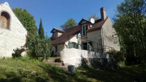 Chevillon-sur-HuillardMoulin en bord de rivière - 1 à 5 pers - logement atypique-linge-wifi的一座白色的大房子,前面有楼梯