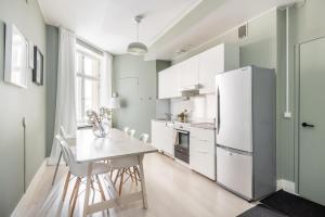 赫尔辛基Comfortable city home的厨房配有白色冰箱和桌子