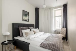 赫尔辛基Comfortable city home的一间卧室设有一张大床和一个窗户。
