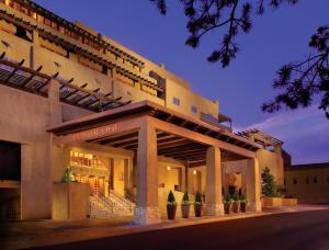 圣达菲埃尔多拉多Spa酒店的一座大建筑前面有楼梯和植物