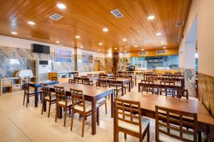 波尔蒂芒阿尔加维圣卡塔里娜酒店的餐厅设有木桌和木椅