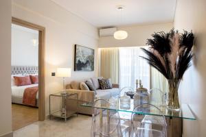 雅典La Residence Athens的客厅配有玻璃桌和沙发
