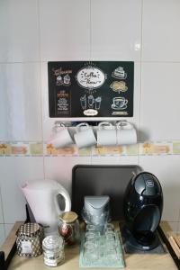 阿尔卡拉La Guarida de Alcalán的厨房柜台配有茶壶和其他厨房用品
