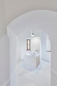LagardeChâteau de Sibra的白色的浴室设有浴缸和水槽。