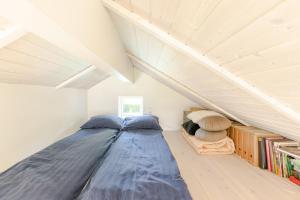 德拉厄Modern and cozy cabin near Copenhagen city and airport的阁楼上的卧室配有一张大床