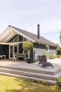德拉厄Modern and cozy cabin near Copenhagen city and airport的房屋设有木甲板和庭院
