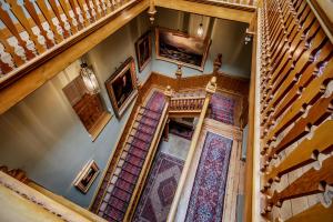 柯比朗斯代尔The Casterton Grange Estate的楼梯的顶部景色,房子铺有地毯