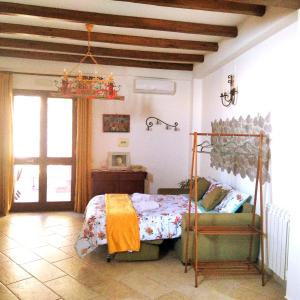 福扎格鲁Casa Francesco的一间卧室配有一张床和一个吊灯