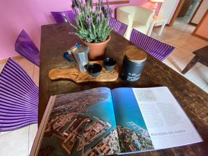 佩斯基耶拉德加达Ferretti Residence Garda Palace的一张桌子,上面有书和两个杯子