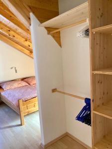 沃尔特湖畔韦尔登Appartement Mittagskogel的一间带双层床的卧室,位于带木制天花板的客房内。